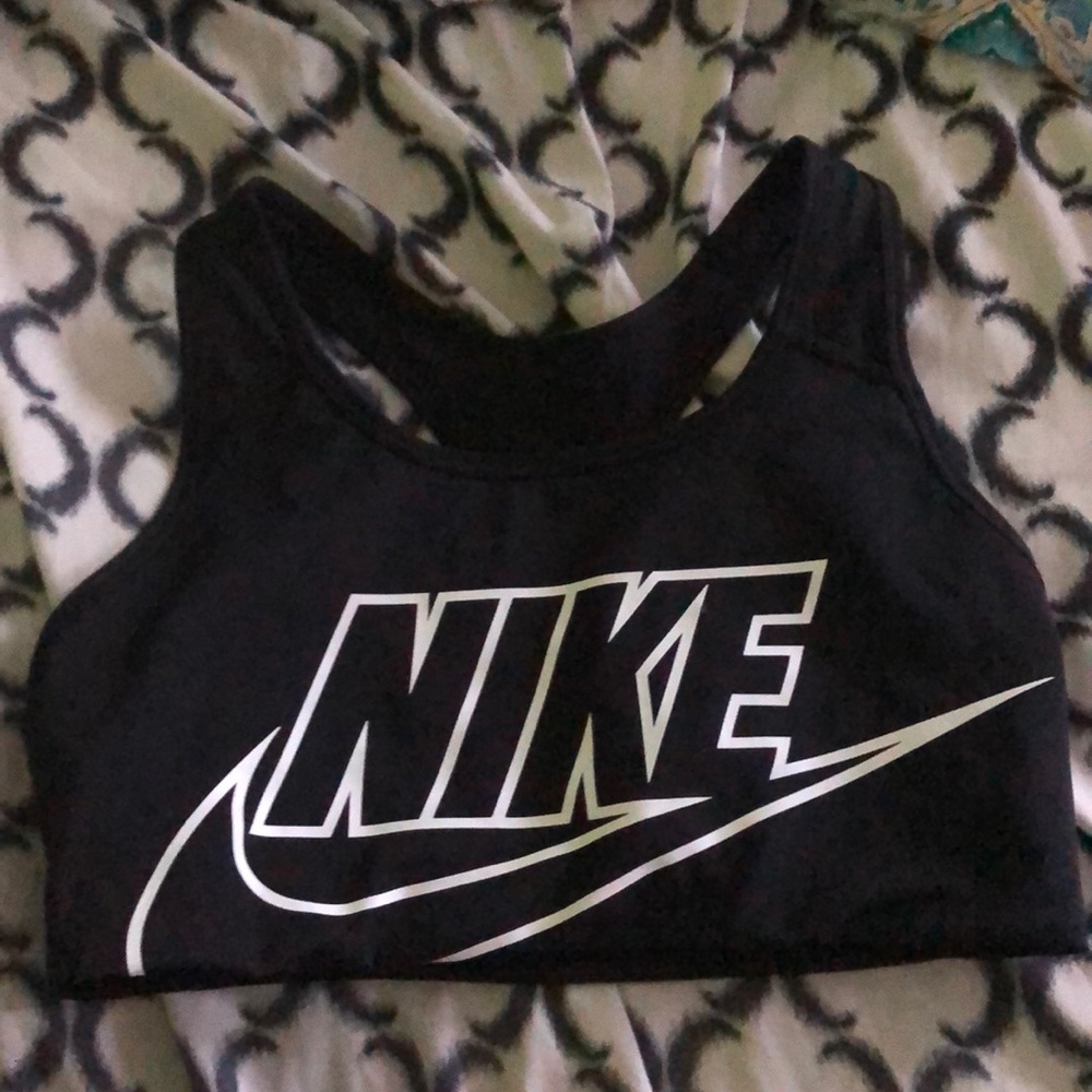 Nike sports bra size medium
